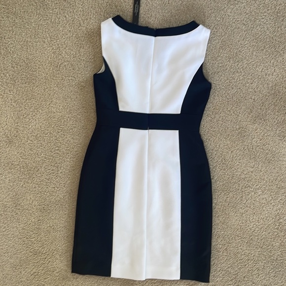 Tahari black/white sleeveless size 6 dress v-neck Gold hardware 100% polyester - Picture 2 of 4